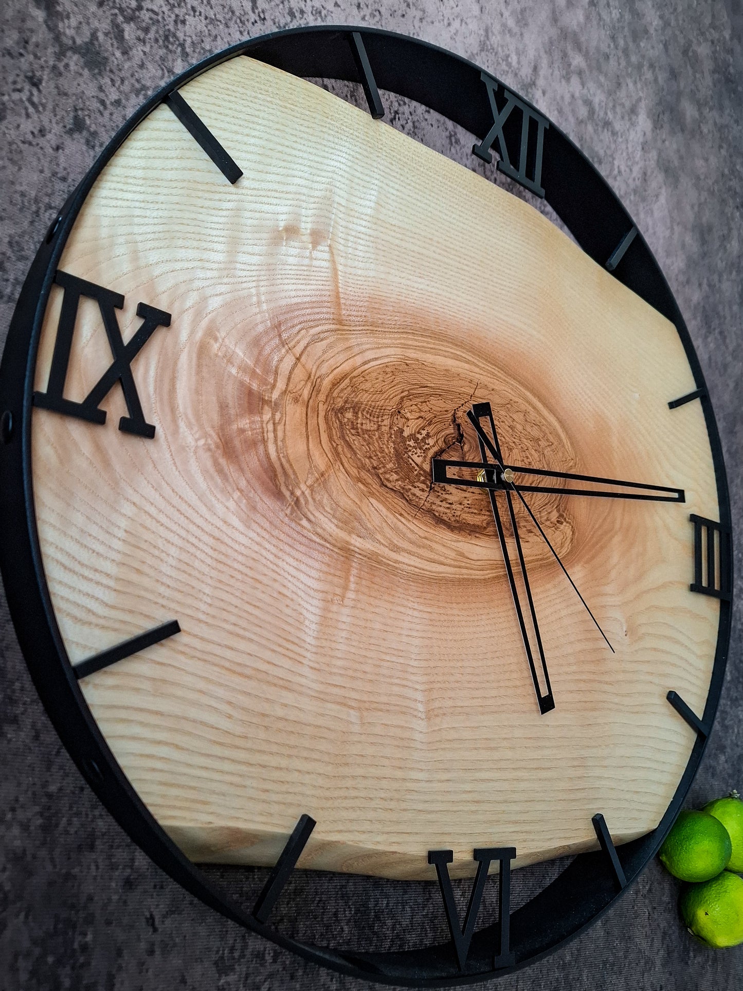 Wanduhr aus Naturholz mit römischen Ziffern“