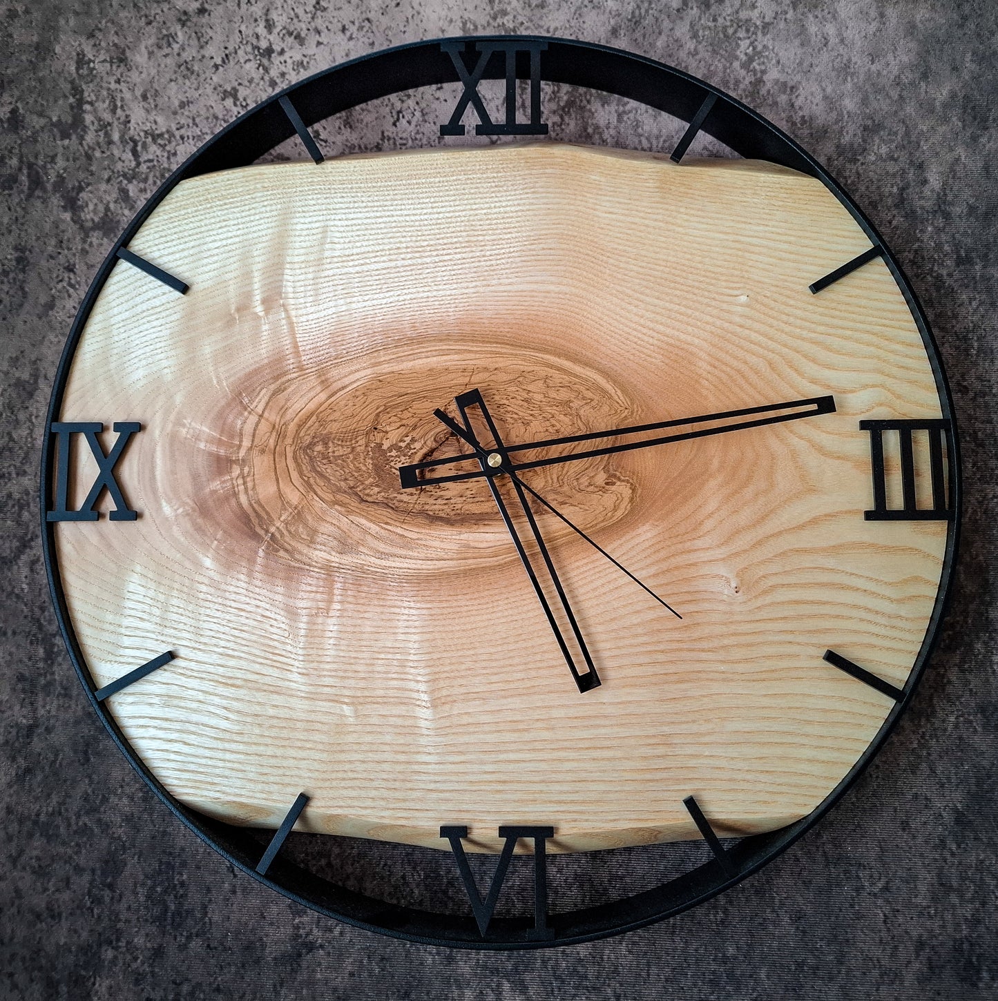 Wanduhr aus Naturholz mit römischen Ziffern“