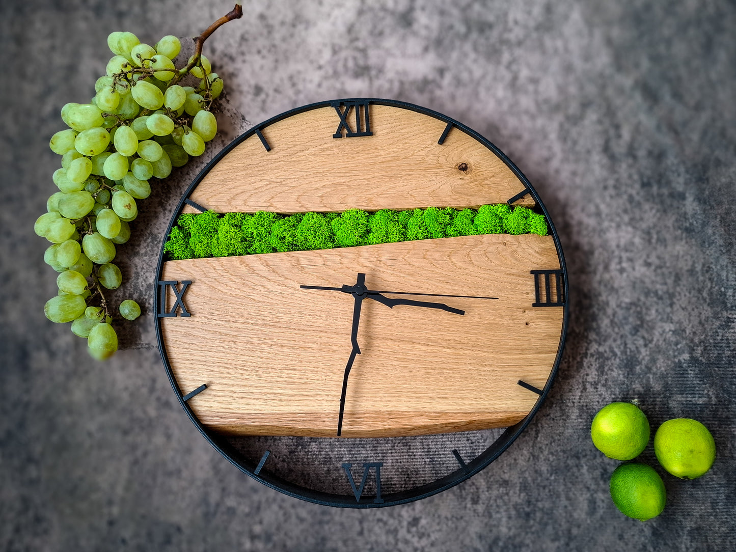 Eichenholz-Uhr mit echtem Moos in Metallrahmen