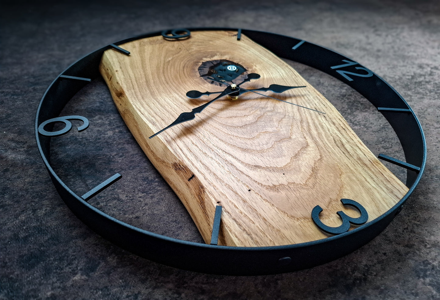 Wanduhr aus Naturholz mit Metallrahmen