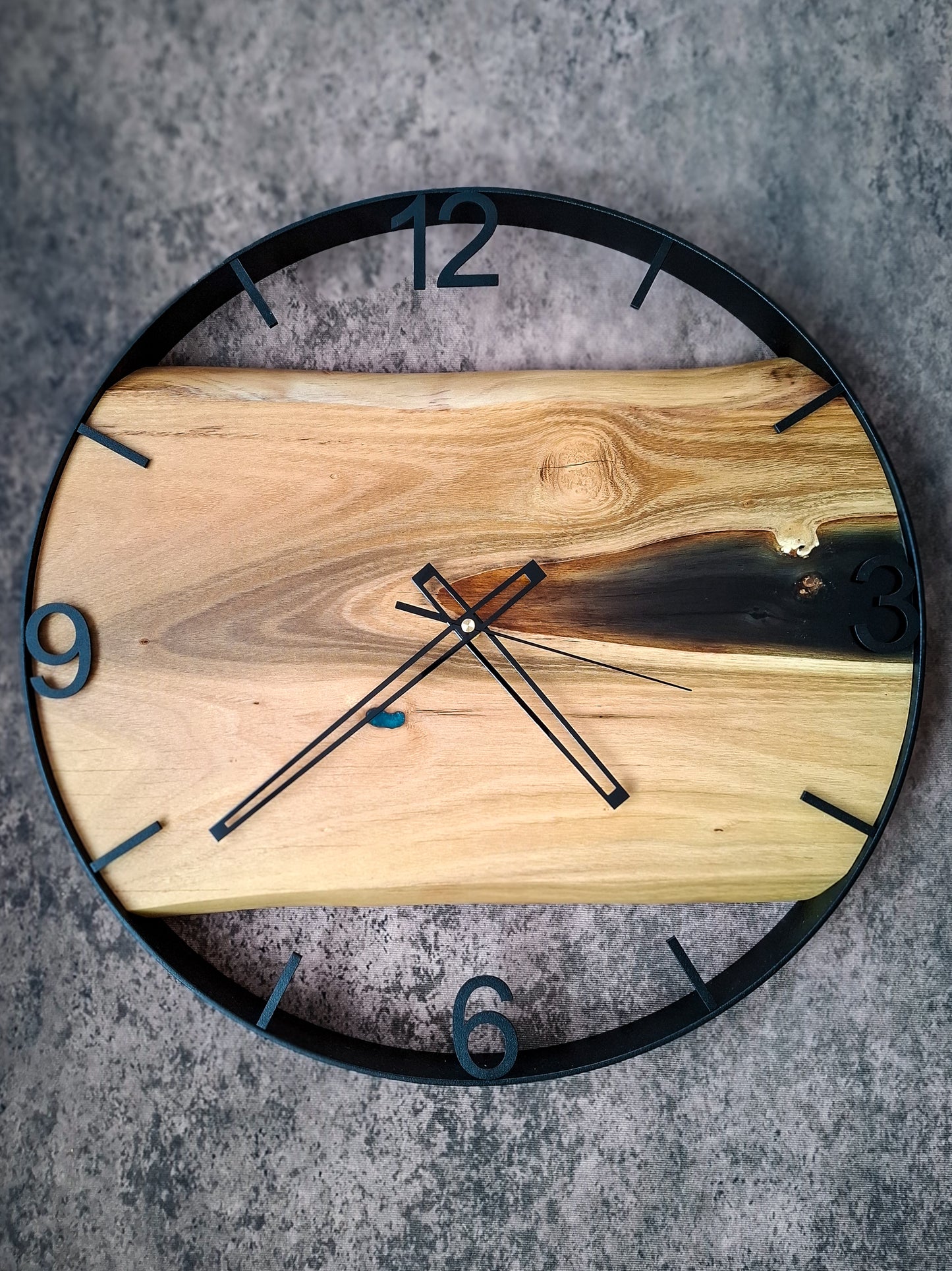 Akazienholz-Uhr mit Epoxidharzfüllung im Metallrahmen