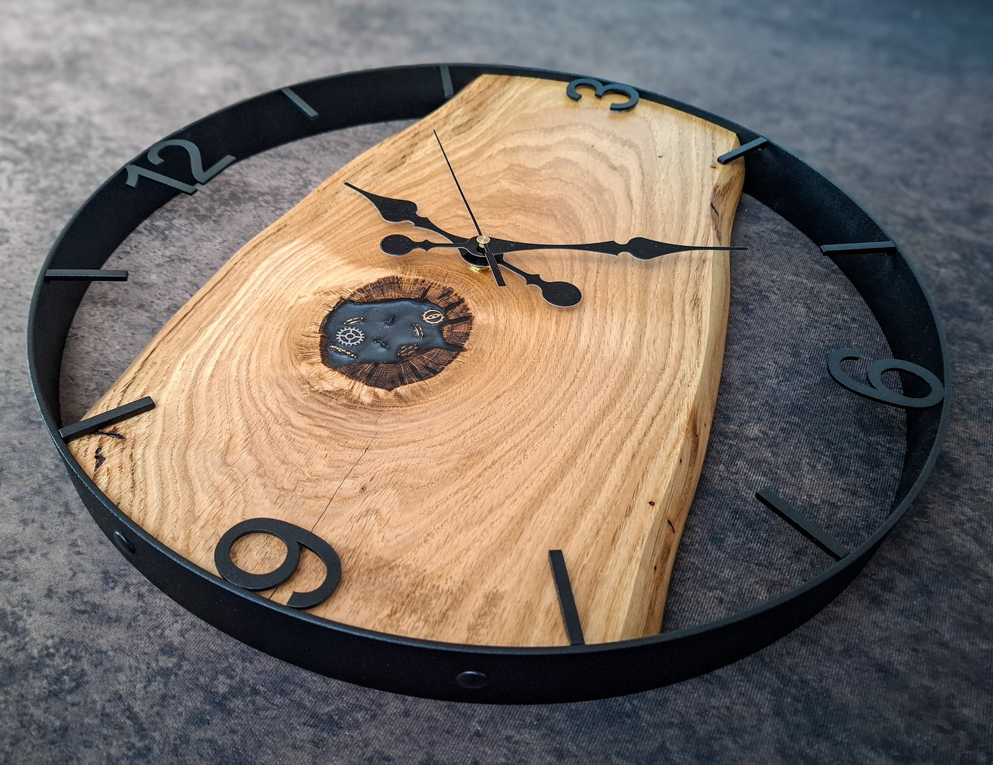Wanduhr aus Naturholz mit Metallrahmen