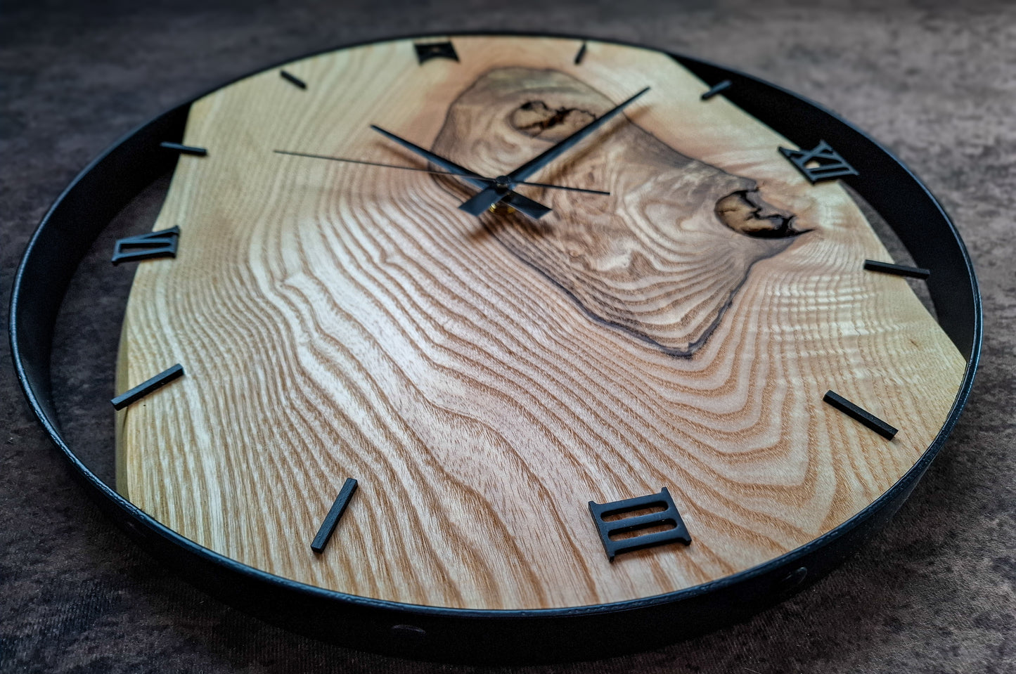 Wanduhr aus Naturholz