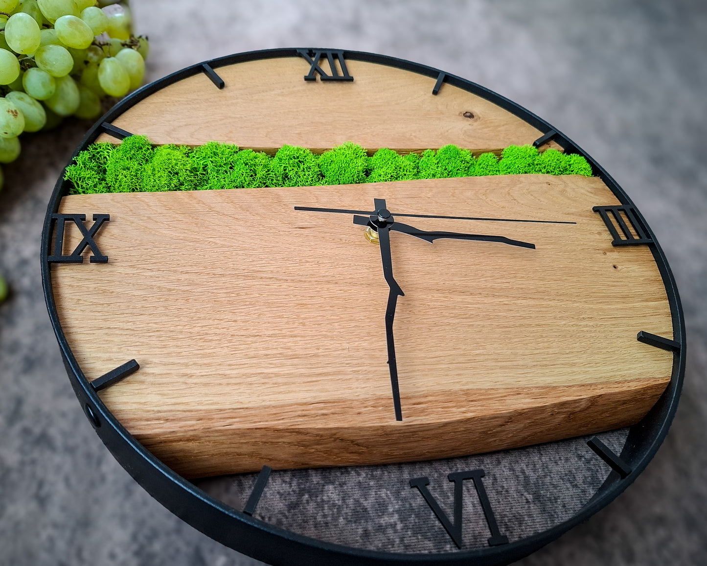 Eichenholz-Uhr mit echtem Moos in Metallrahmen