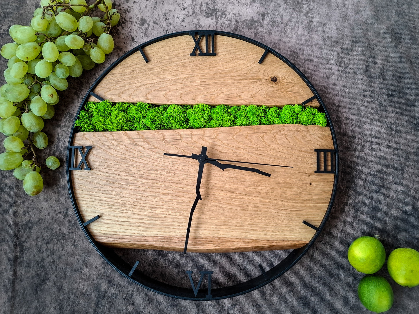 Eichenholz-Uhr mit echtem Moos in Metallrahmen