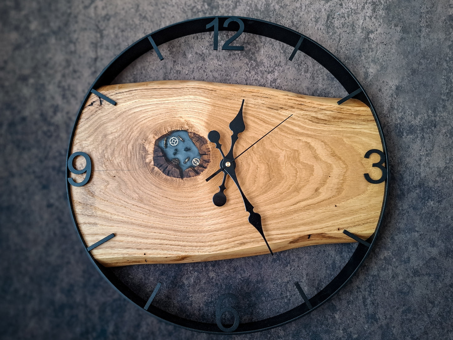 Wanduhr aus Naturholz mit Metallrahmen