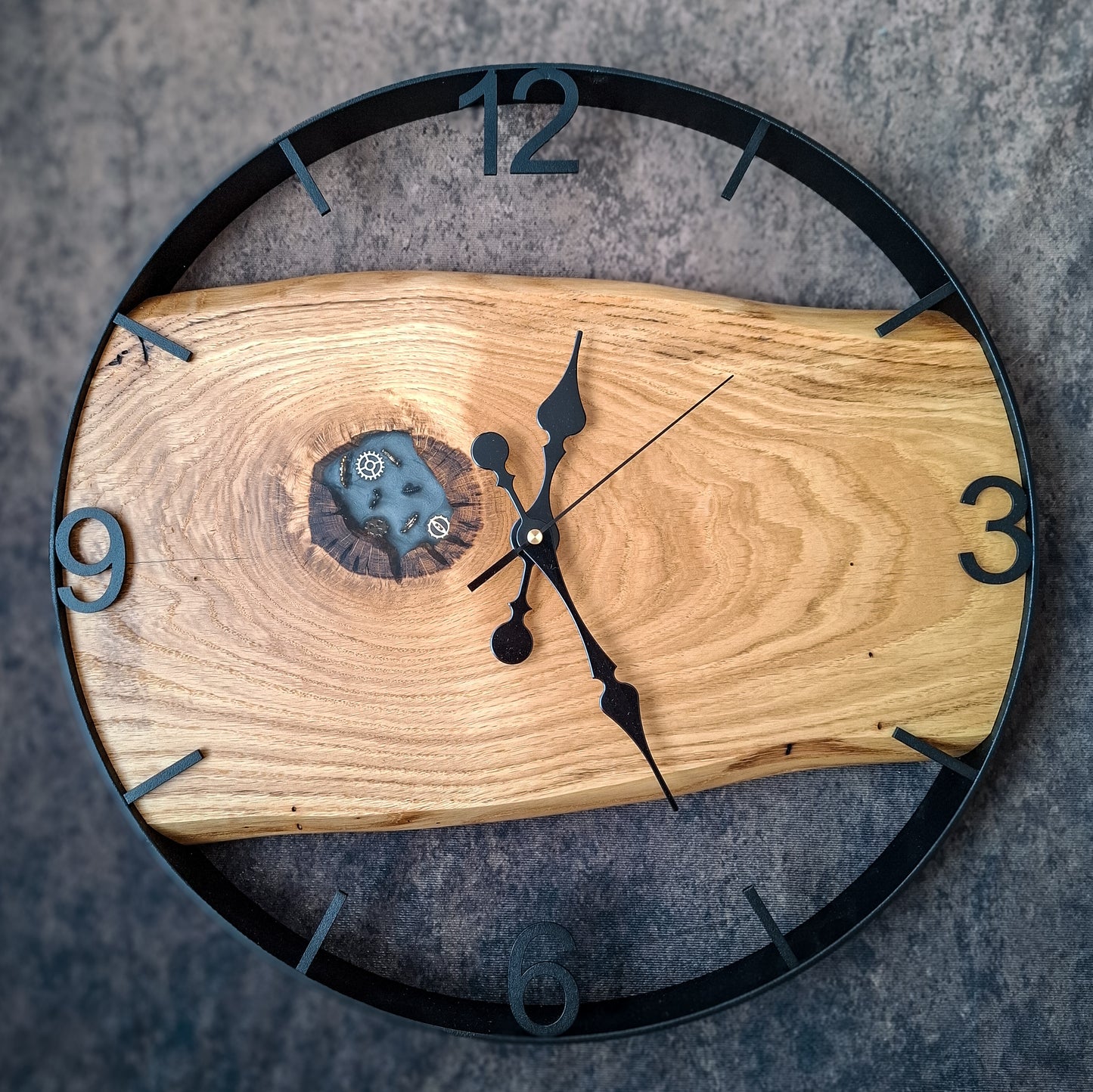 Wanduhr aus Naturholz mit Metallrahmen