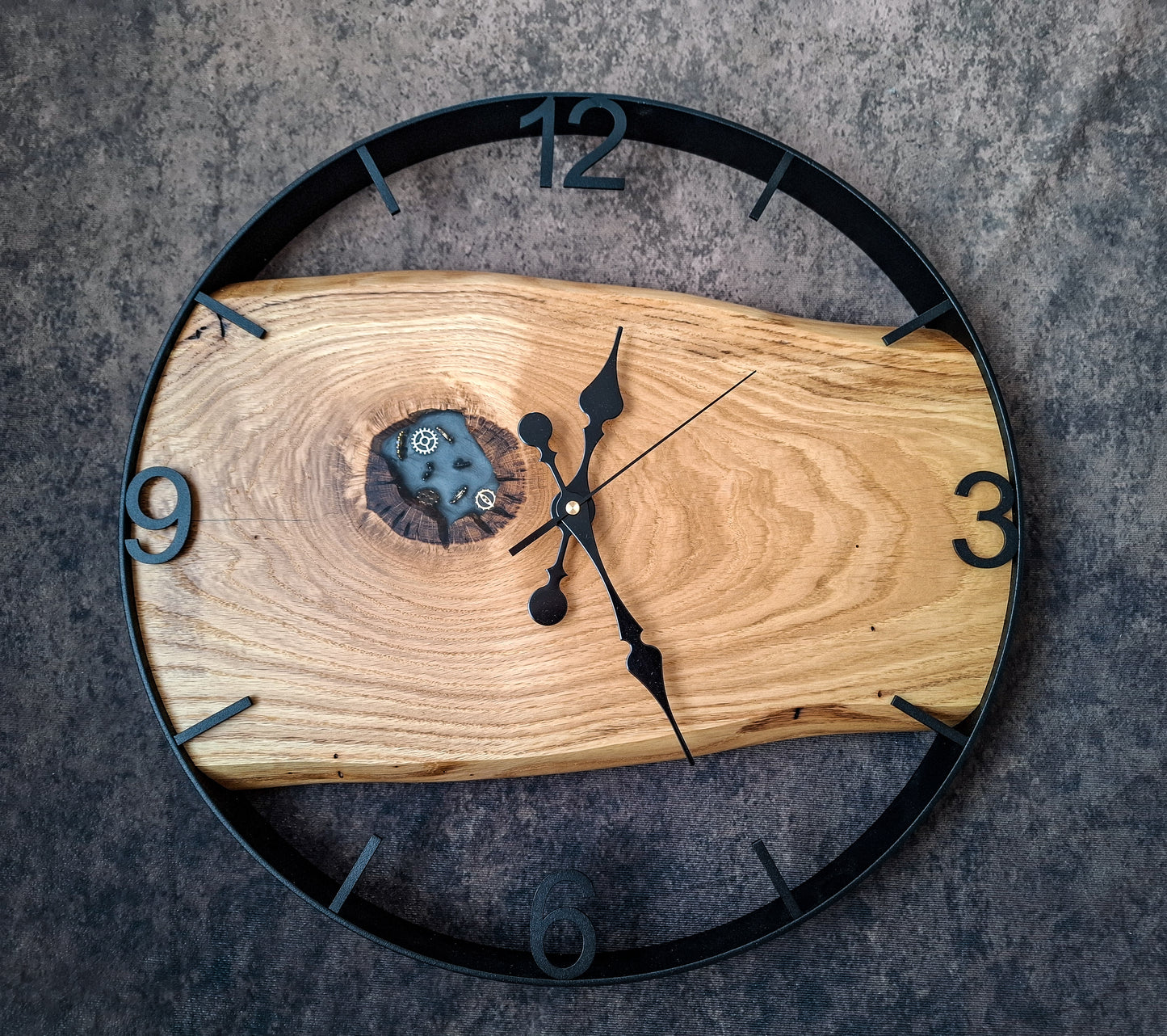 Wanduhr aus Naturholz mit Metallrahmen