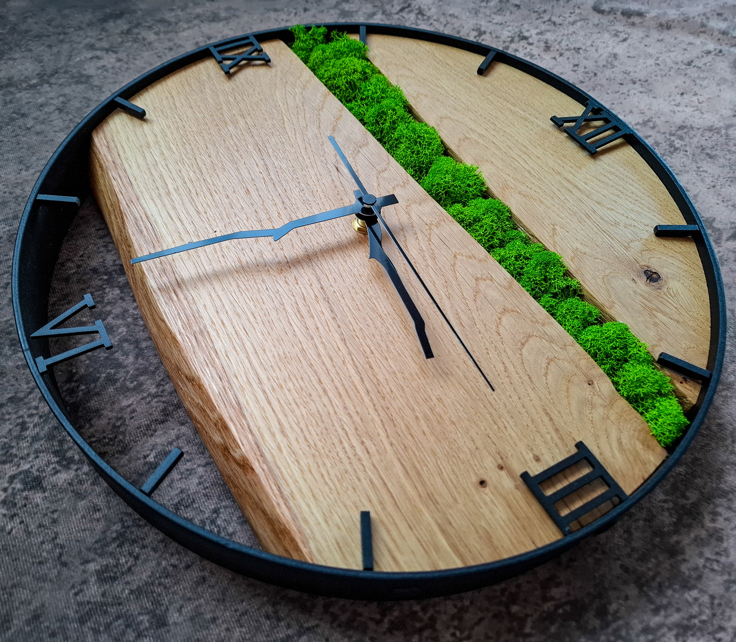 Eichenholz-Uhr mit echtem Moos in Metallrahmen