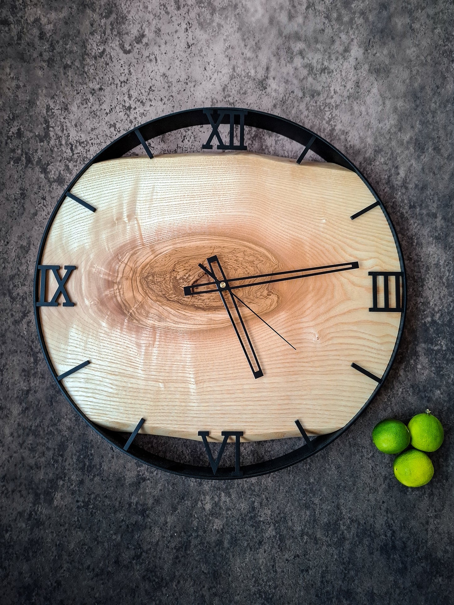 Wanduhr aus Naturholz mit römischen Ziffern“