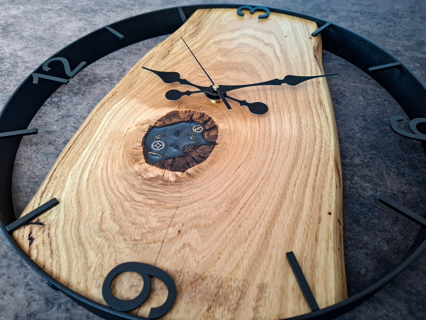 Wanduhr aus Naturholz mit Metallrahmen