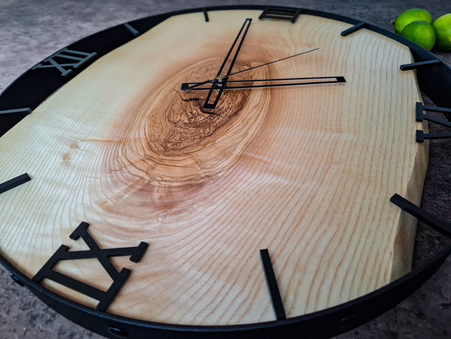 Wanduhr aus Naturholz mit römischen Ziffern“