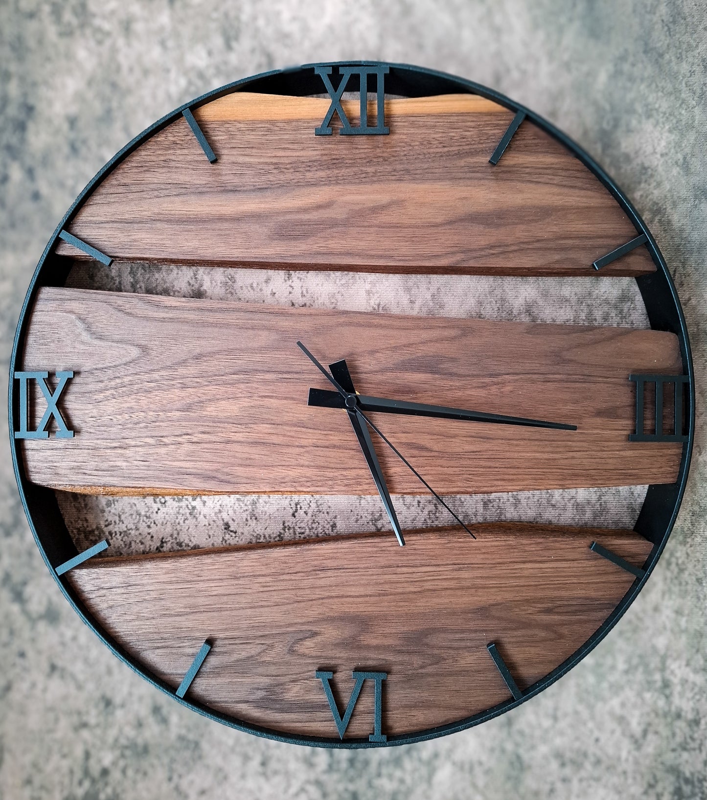 Wanduhr aus dunklem Naturholz mit römischen Ziffern
