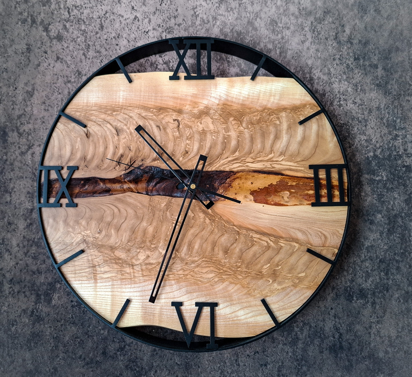 Handgemachte Wanduhr aus Naturholz mit römischen Ziffern