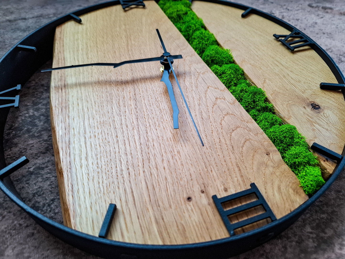 Eichenholz-Uhr mit echtem Moos in Metallrahmen