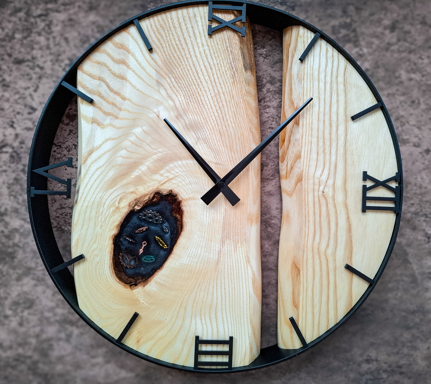 Handgefertigte Wanduhr aus Holz mit eingearbeiteten Zahnrädern
