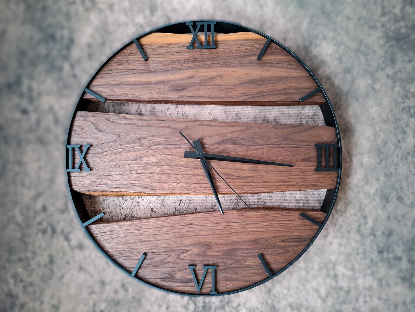 Wanduhr aus dunklem Naturholz mit römischen Ziffern