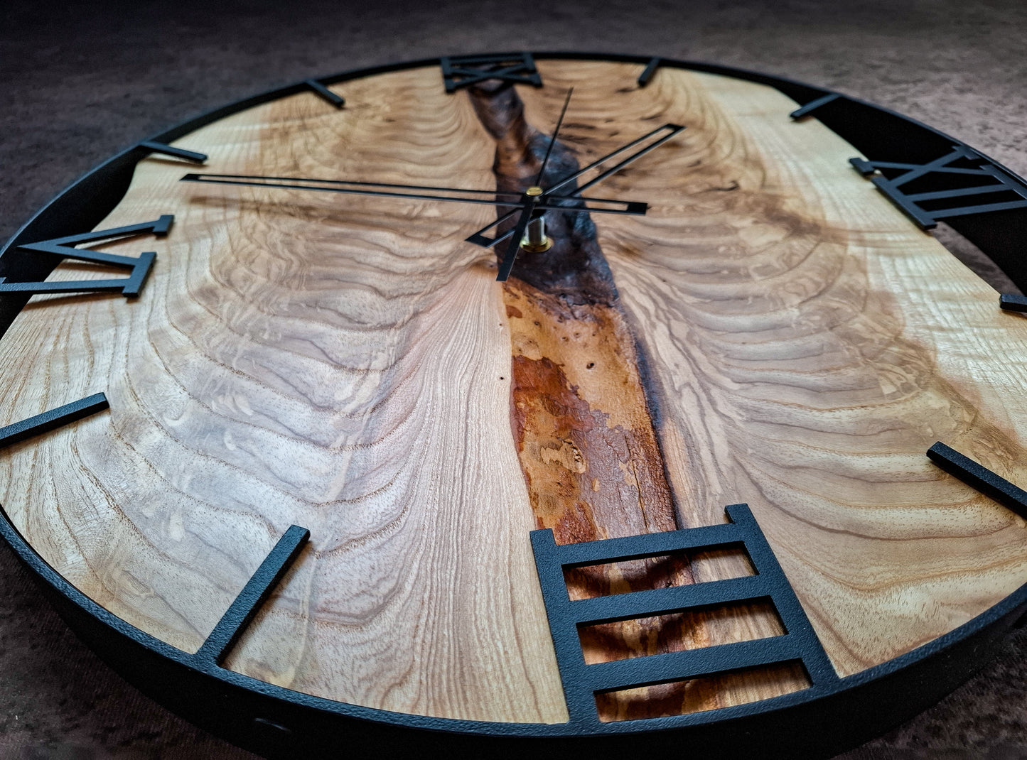Handgemachte Wanduhr aus Naturholz mit römischen Ziffern