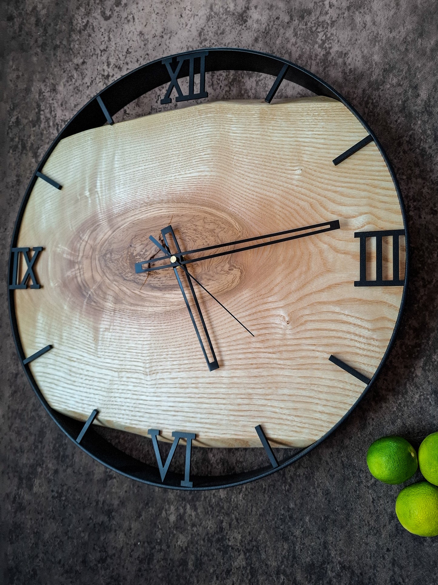 Wanduhr aus Naturholz mit römischen Ziffern“