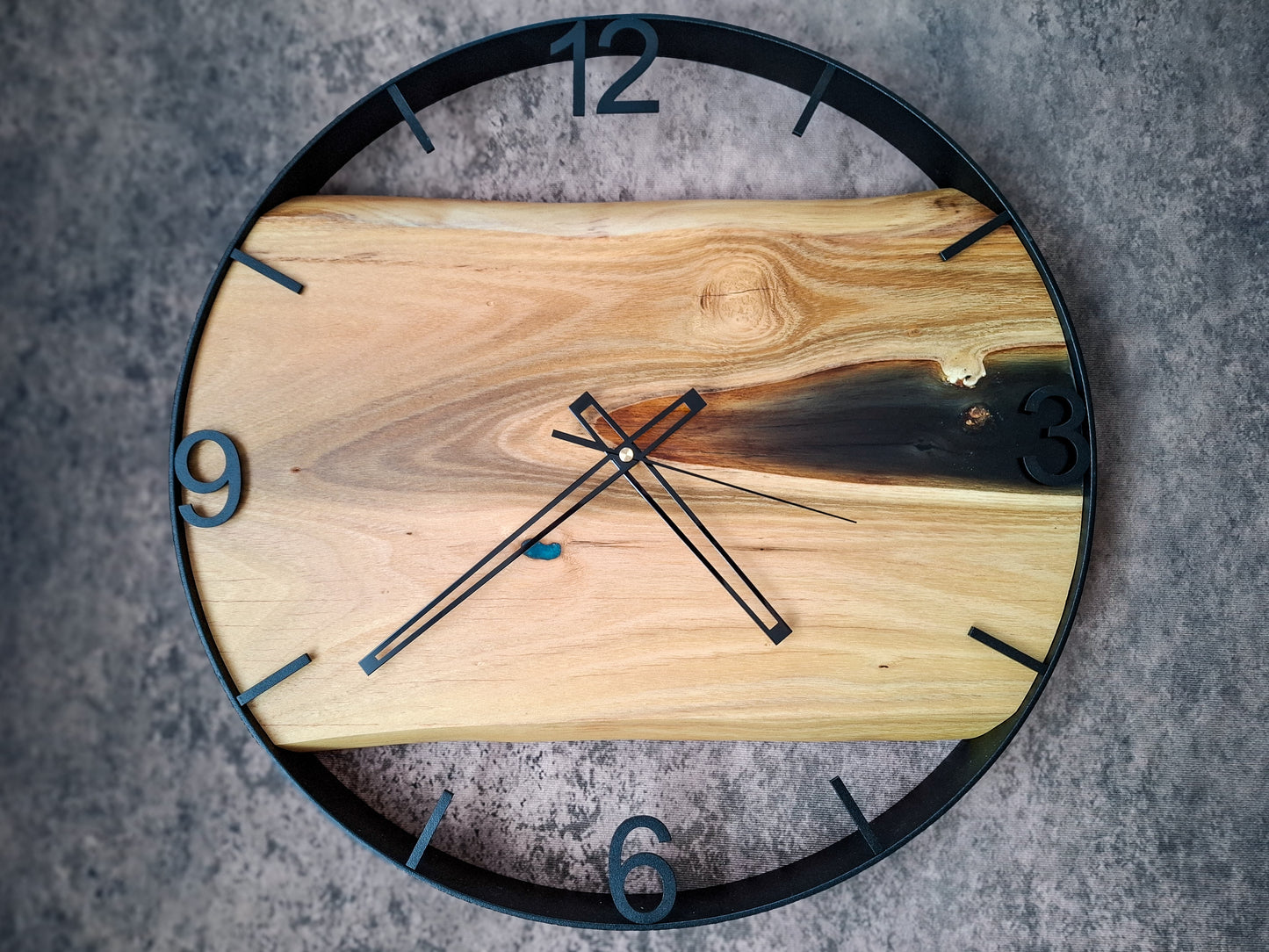 Akazienholz-Uhr mit Epoxidharzfüllung im Metallrahmen