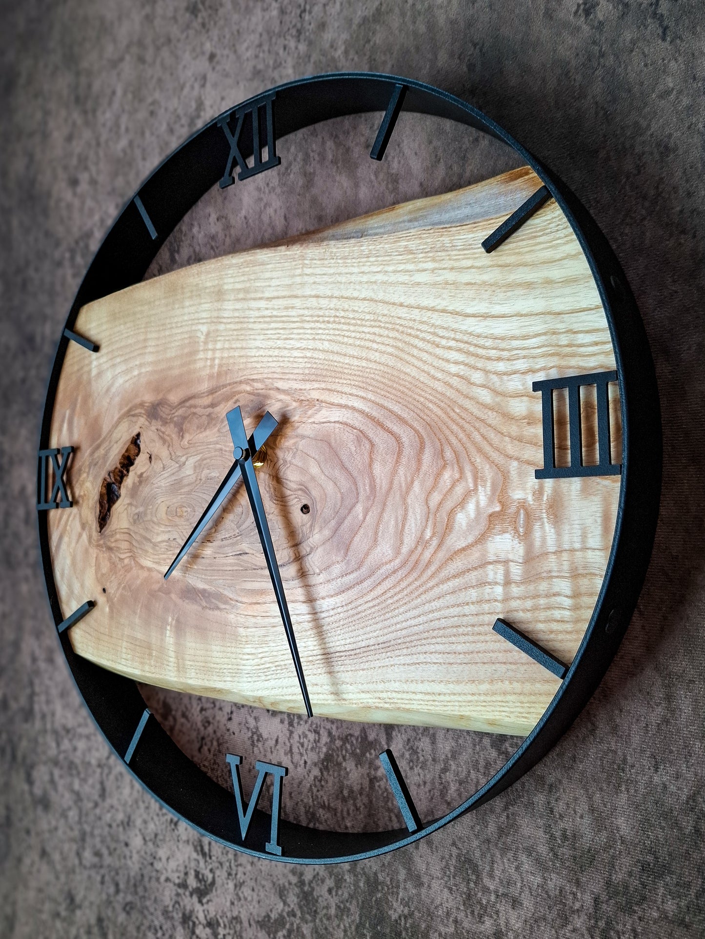 Eschenholz Uhr im Metallrahmen