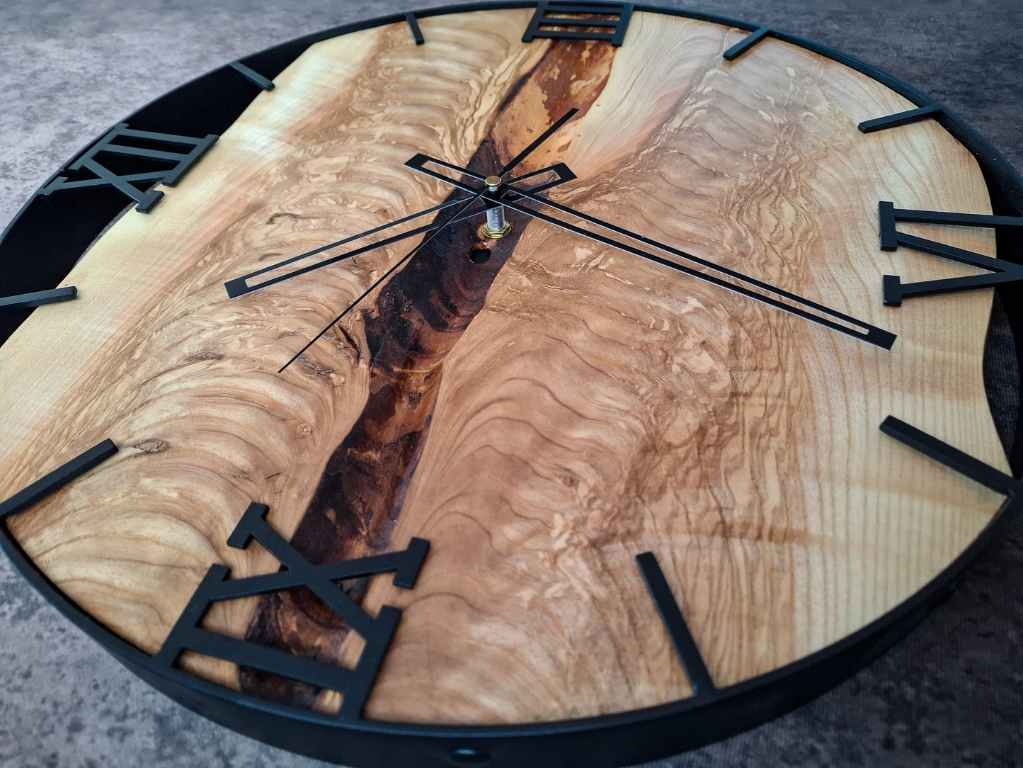 Handgemachte Wanduhr aus Naturholz mit römischen Ziffern