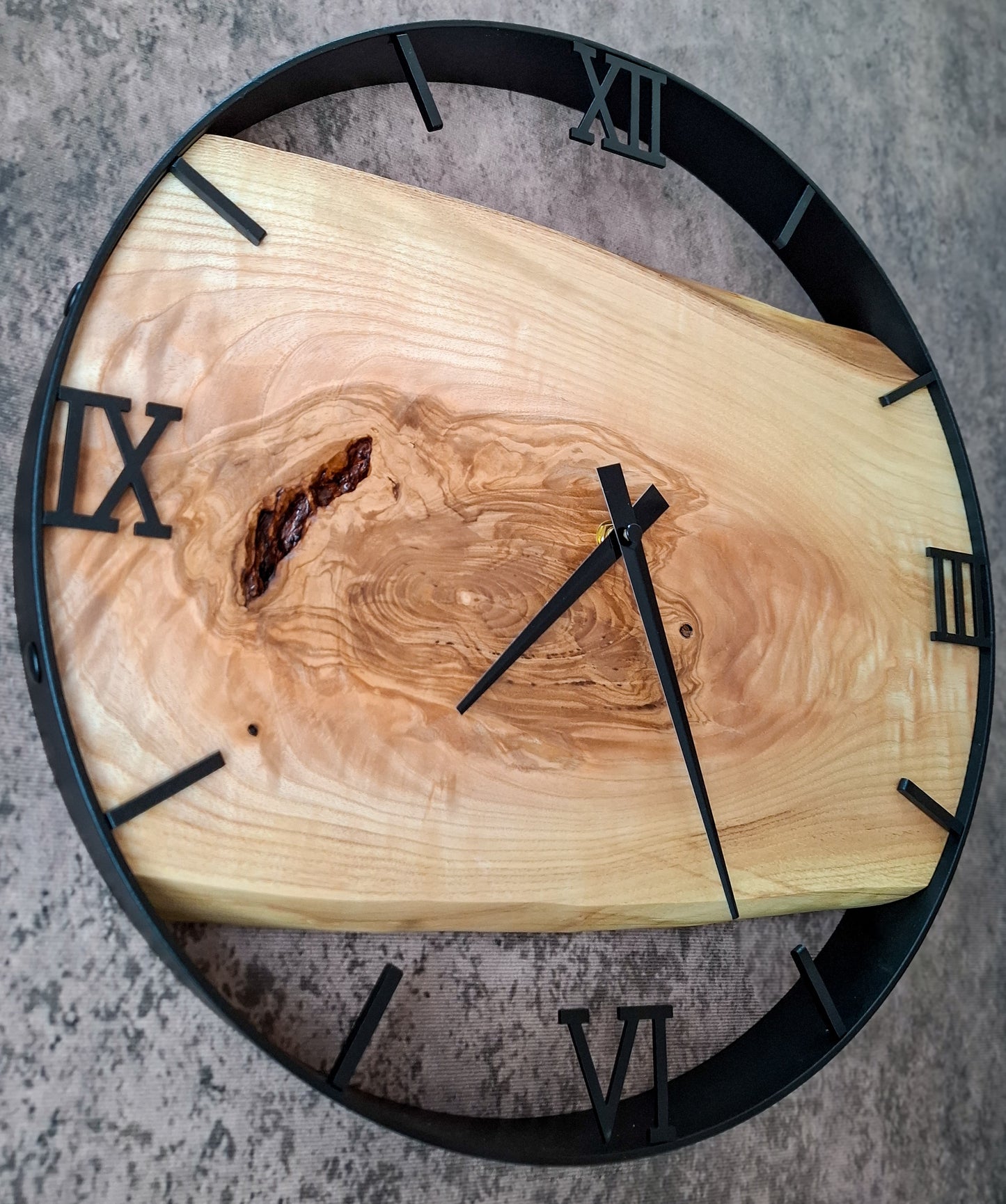 Eschenholz Uhr im Metallrahmen