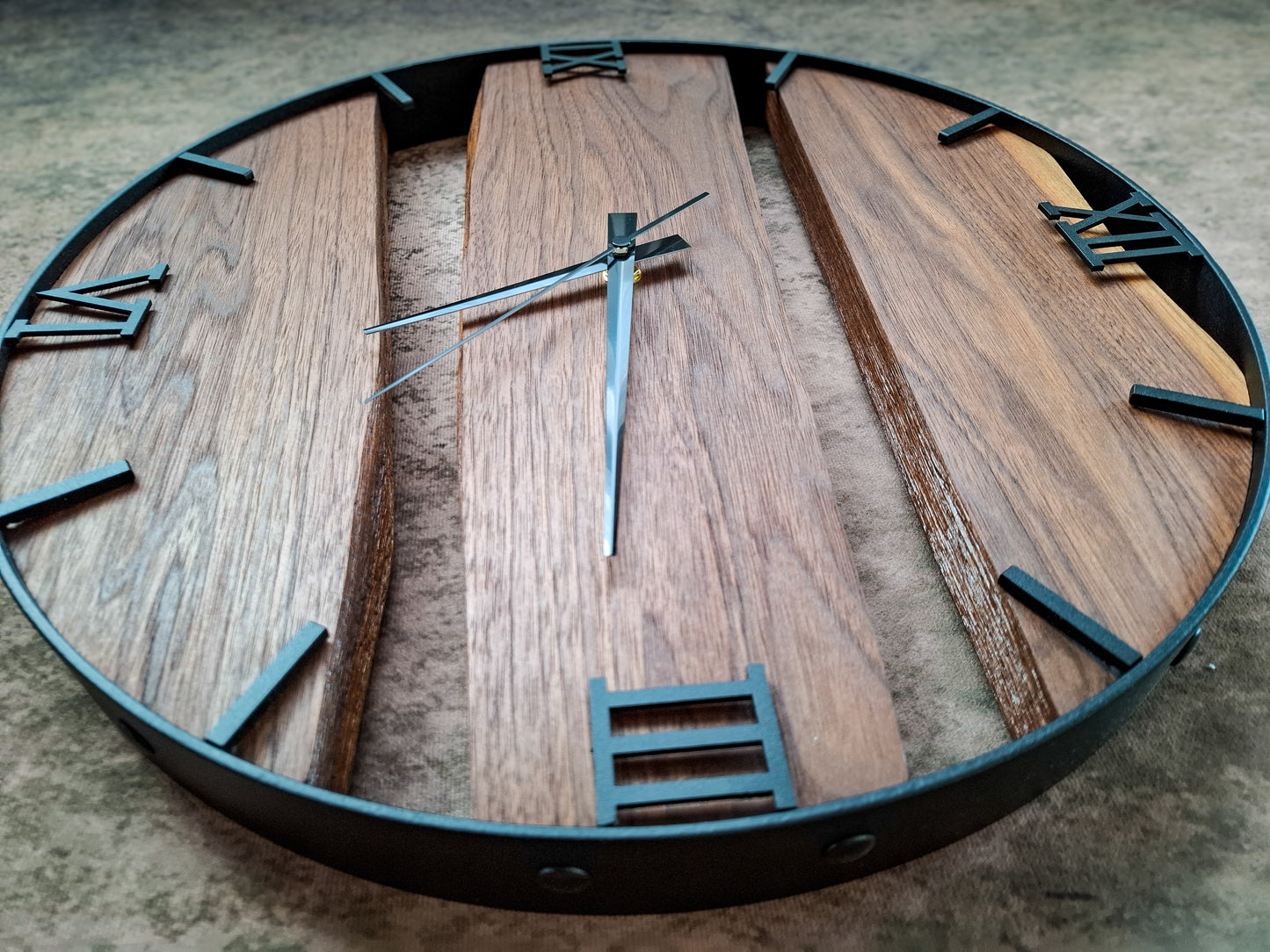 Wanduhr aus dunklem Naturholz mit römischen Ziffern
