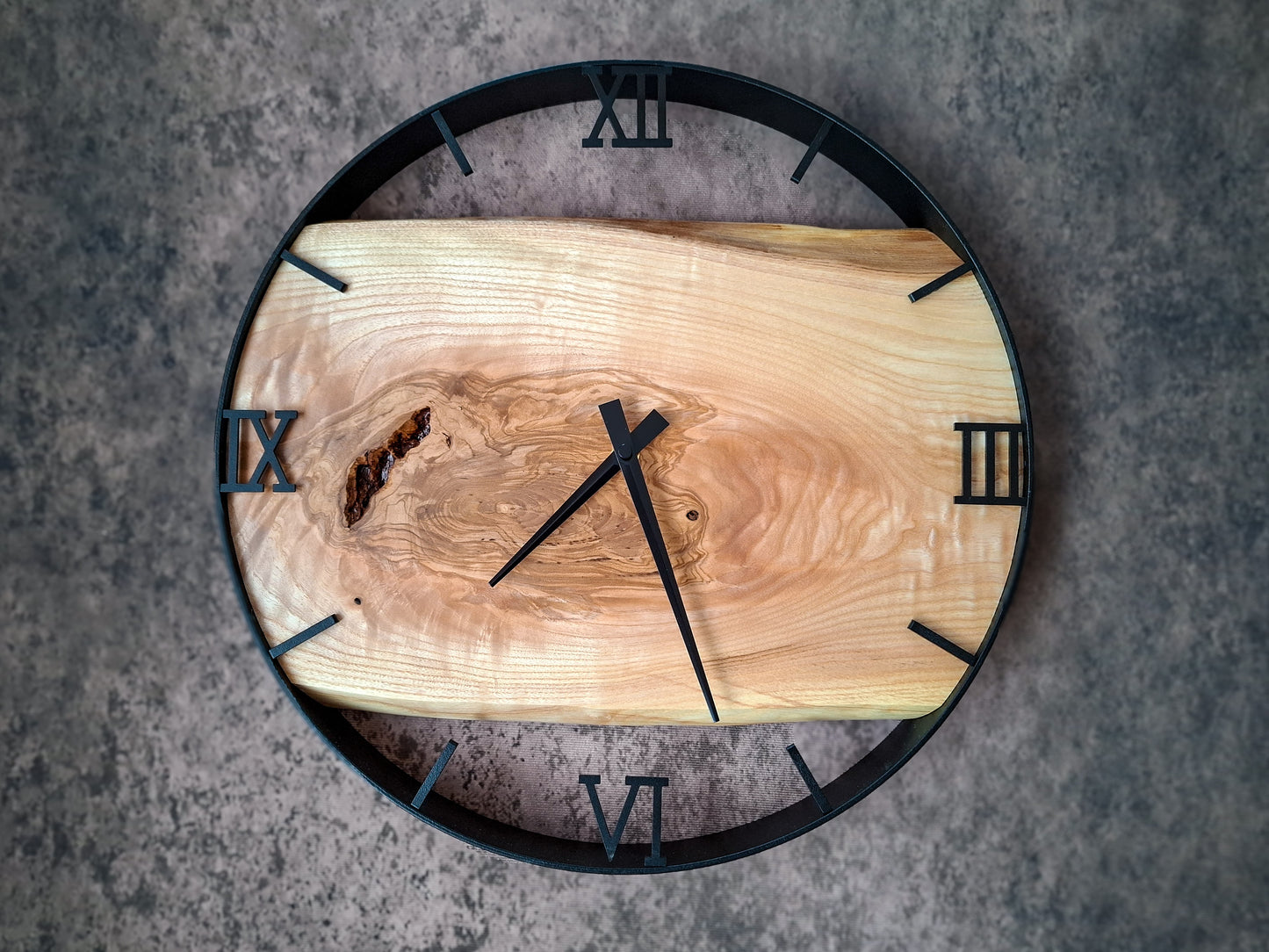 Eschenholz Uhr im Metallrahmen