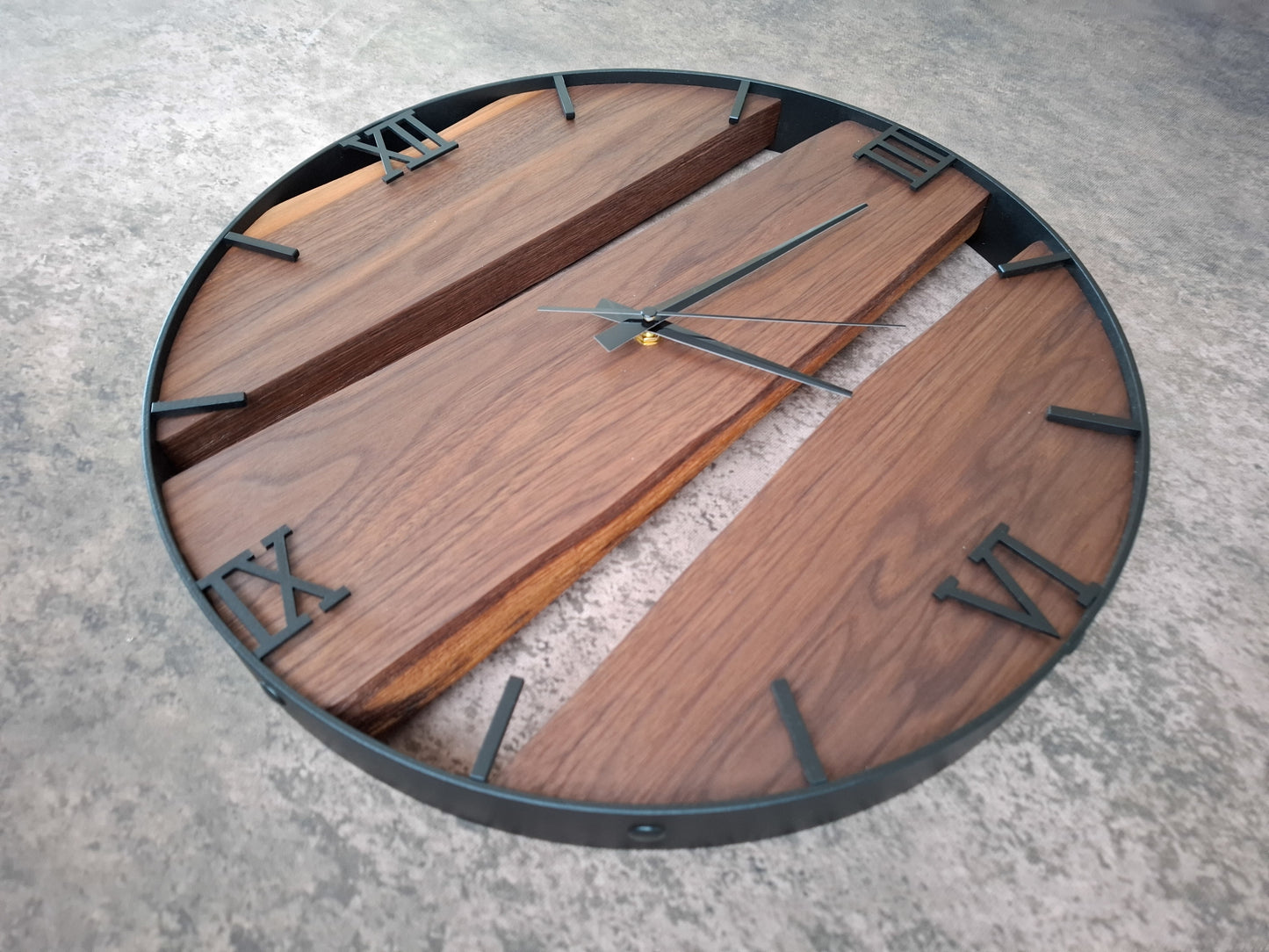 Wanduhr aus dunklem Naturholz mit römischen Ziffern