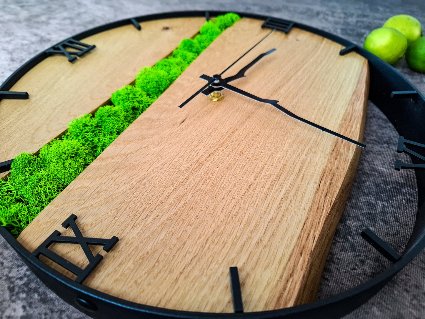 Eichenholz-Uhr mit echtem Moos in Metallrahmen