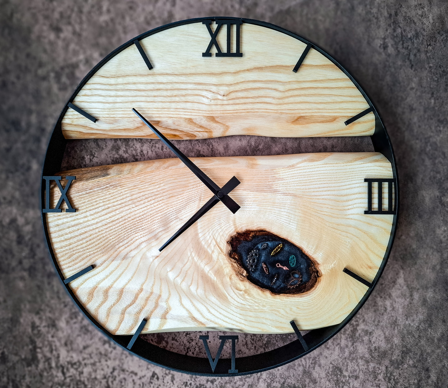 Handgefertigte Wanduhr aus Holz mit eingearbeiteten Zahnrädern