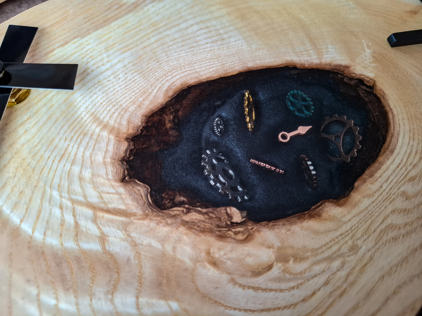 Handgefertigte Wanduhr aus Holz mit eingearbeiteten Zahnrädern