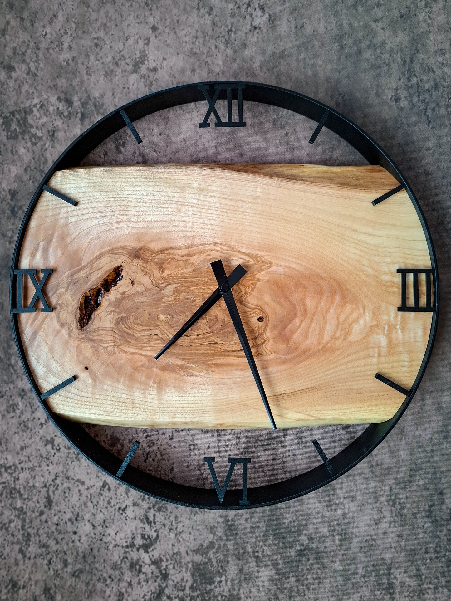 Eschenholz Uhr im Metallrahmen