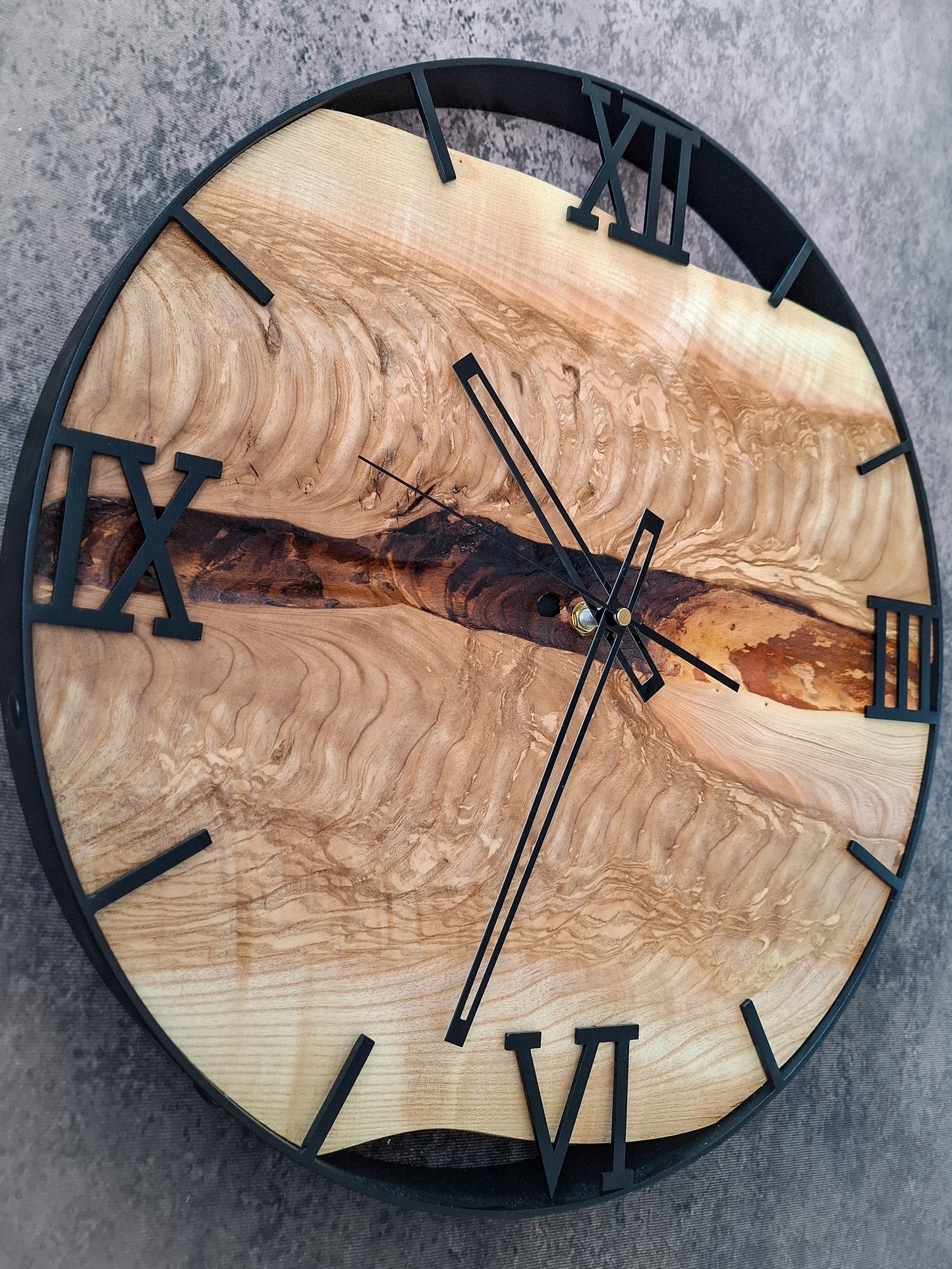 Handgemachte Wanduhr aus Naturholz mit römischen Ziffern