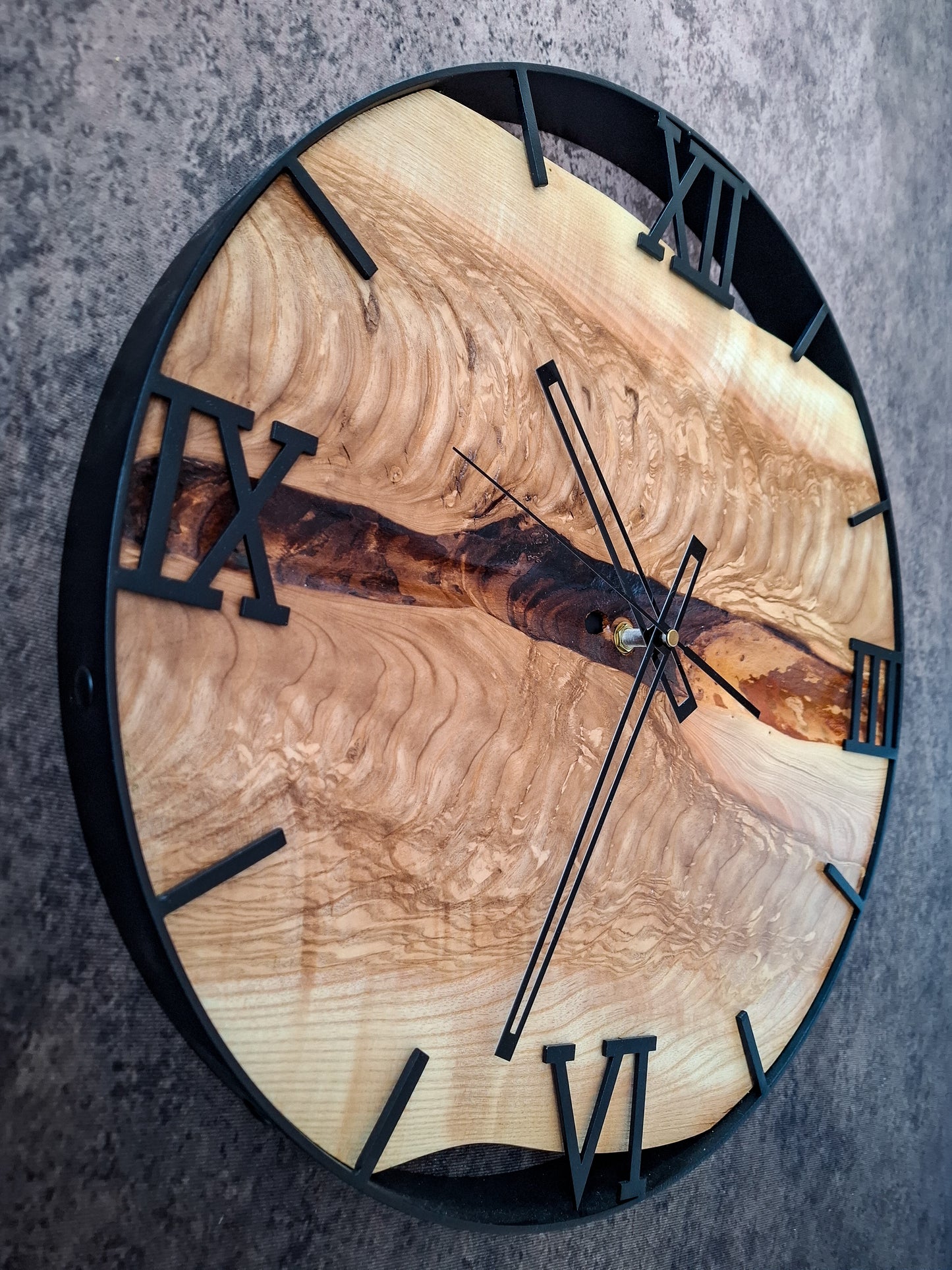 Handgemachte Wanduhr aus Naturholz mit römischen Ziffern