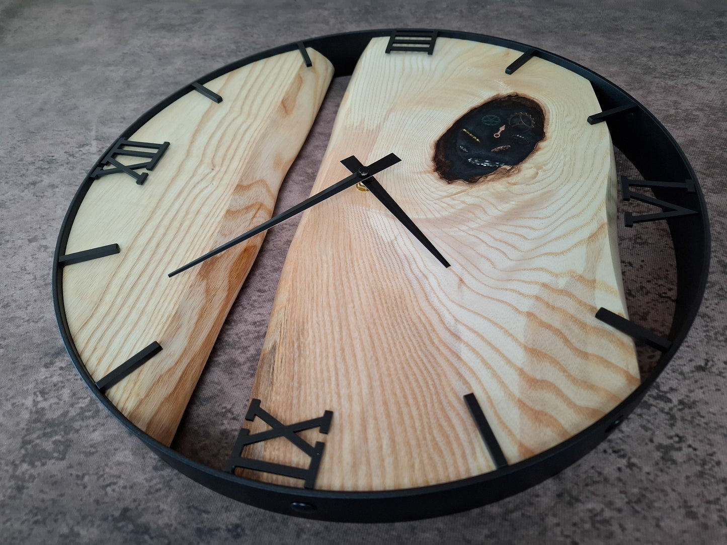Handgefertigte Wanduhr aus Holz mit eingearbeiteten Zahnrädern