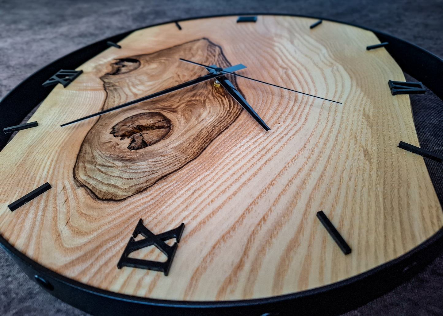 Wanduhr aus Naturholz