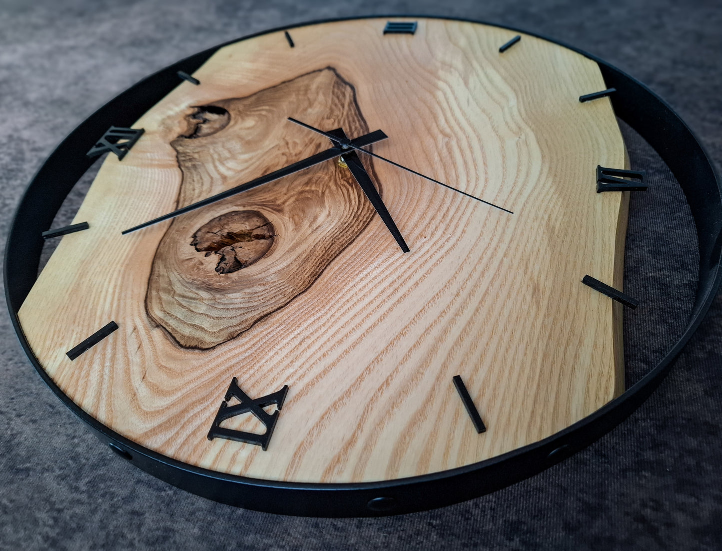 Wanduhr aus Naturholz