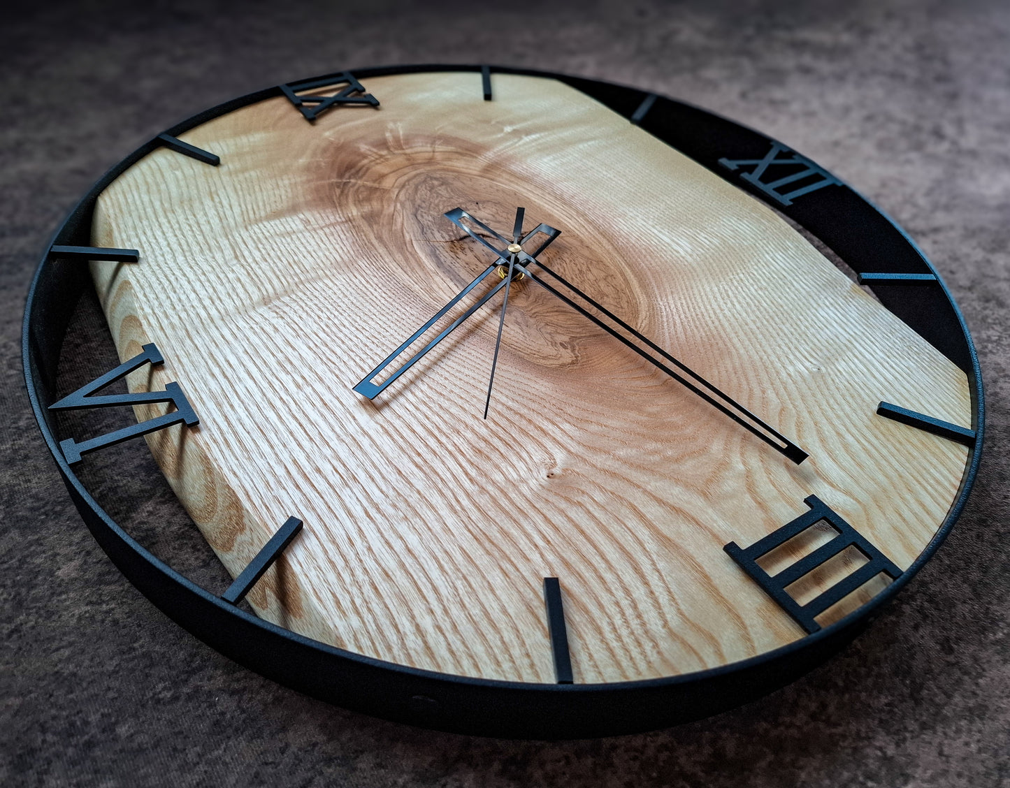 Wanduhr aus Naturholz mit römischen Ziffern“