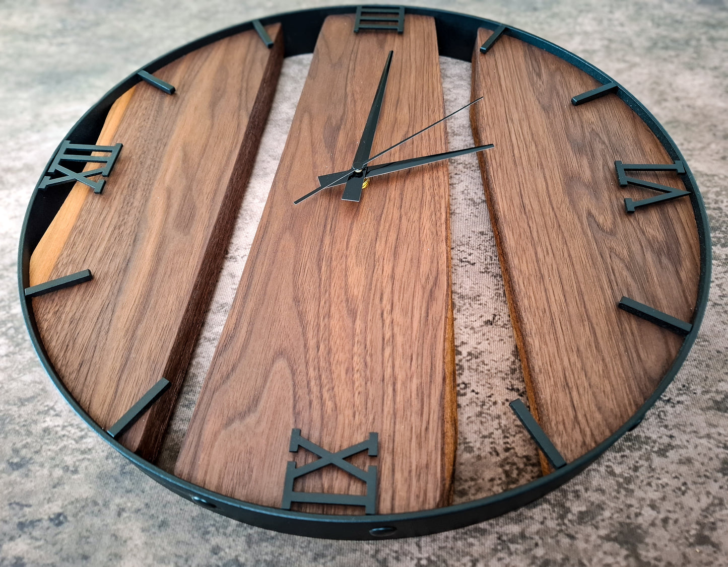 Wanduhr aus dunklem Naturholz mit römischen Ziffern