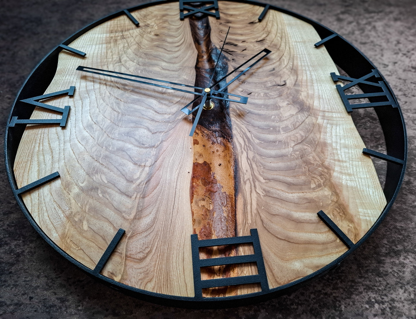Handgemachte Wanduhr aus Naturholz mit römischen Ziffern