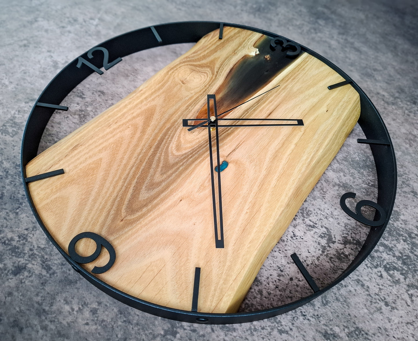 Akazienholz-Uhr mit Epoxidharzfüllung im Metallrahmen