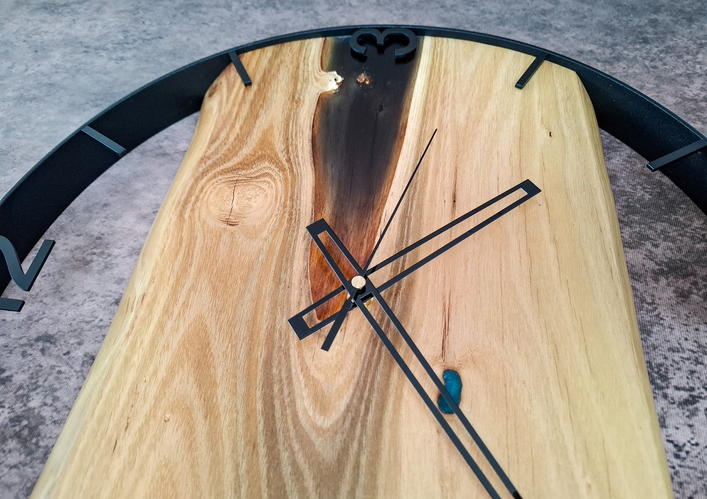 Akazienholz-Uhr mit Epoxidharzfüllung im Metallrahmen