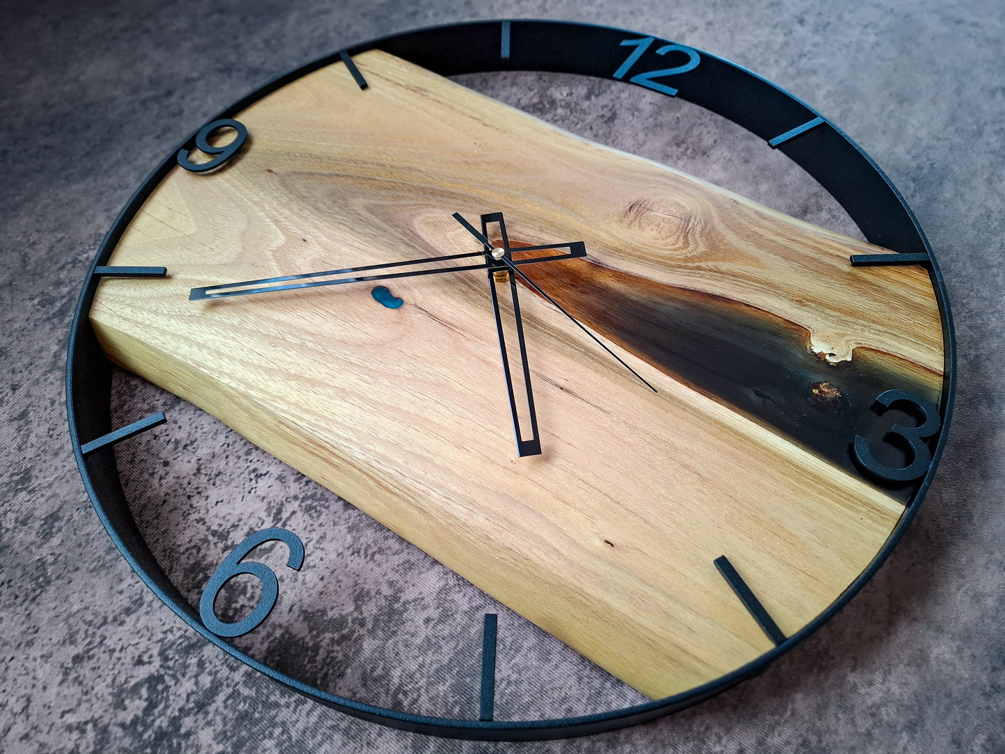 Akazienholz-Uhr mit Epoxidharzfüllung im Metallrahmen