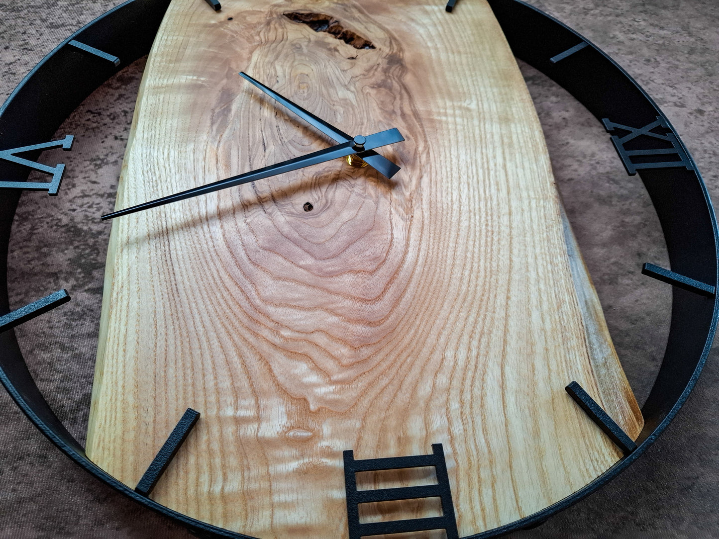 Eschenholz Uhr im Metallrahmen