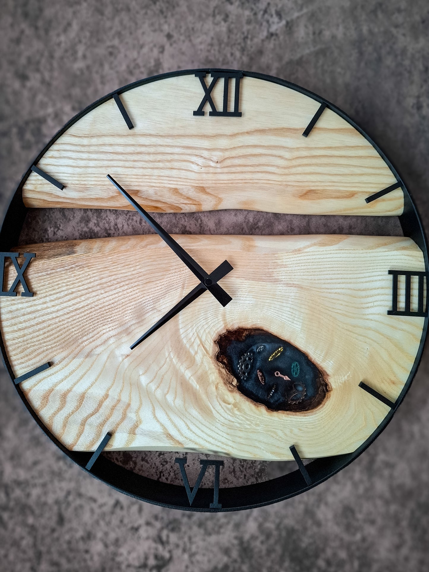 Handgefertigte Wanduhr aus Holz mit eingearbeiteten Zahnrädern