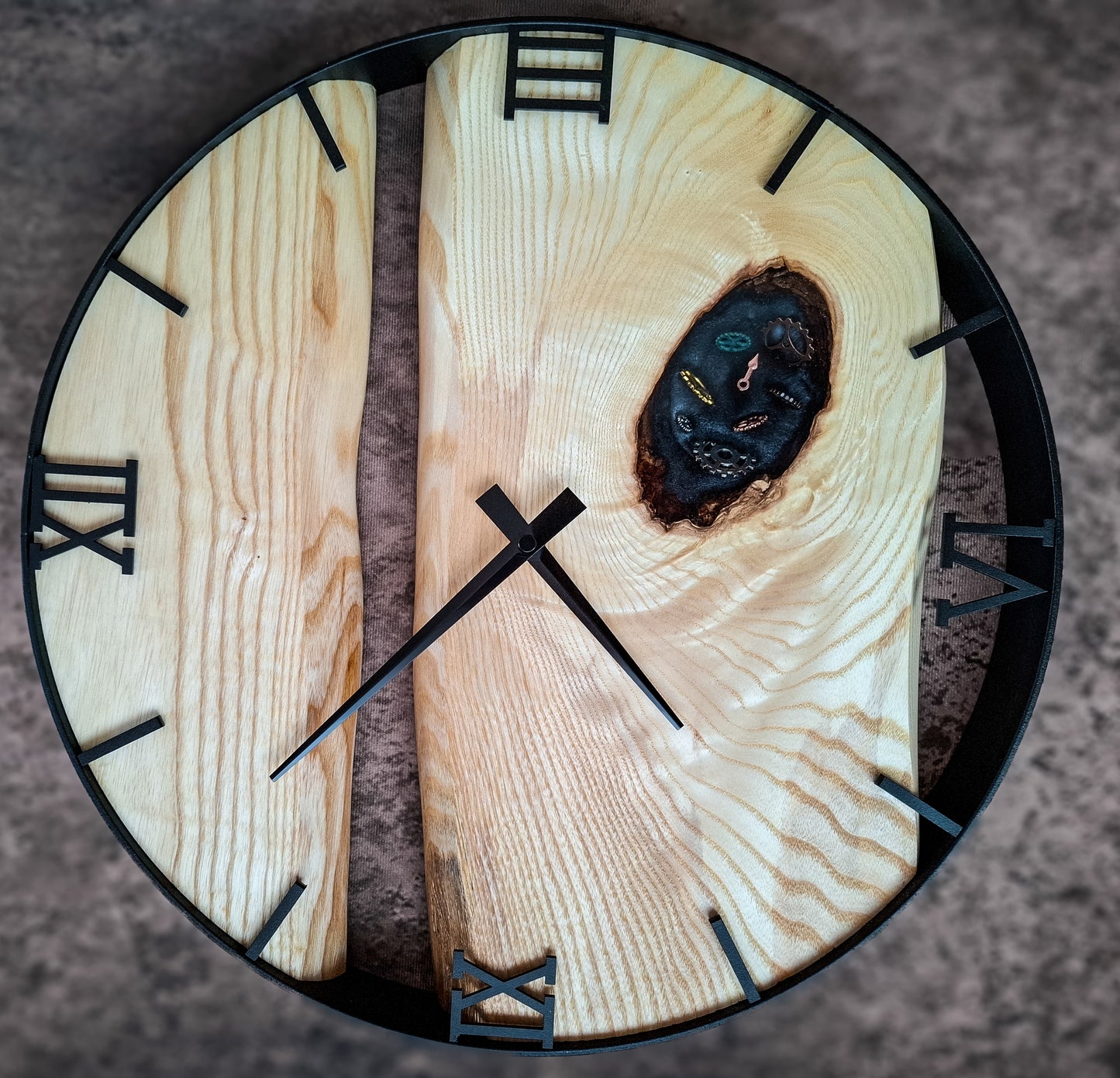 Handgefertigte Wanduhr aus Holz mit eingearbeiteten Zahnrädern