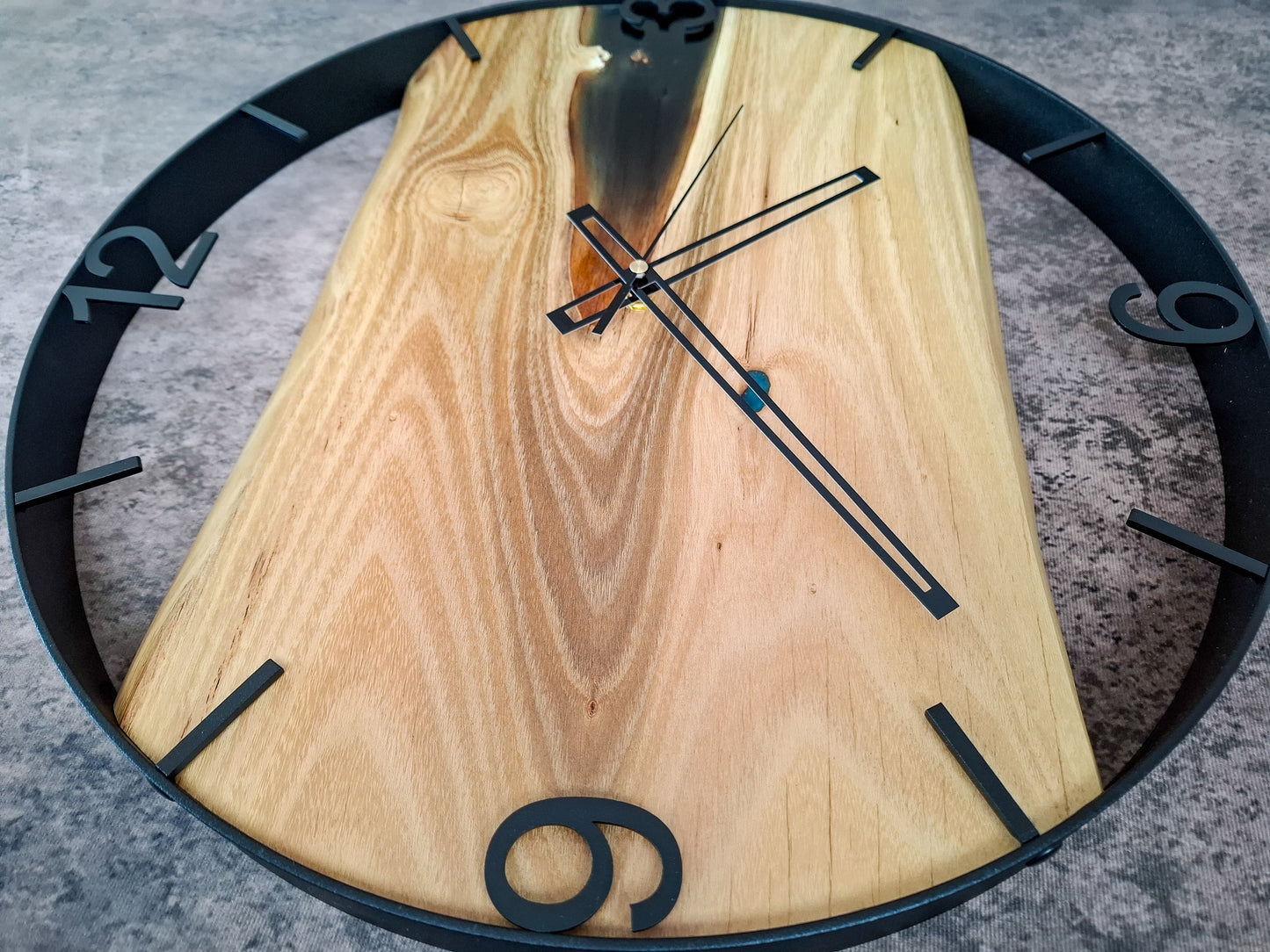 Akazienholz-Uhr mit Epoxidharzfüllung im Metallrahmen