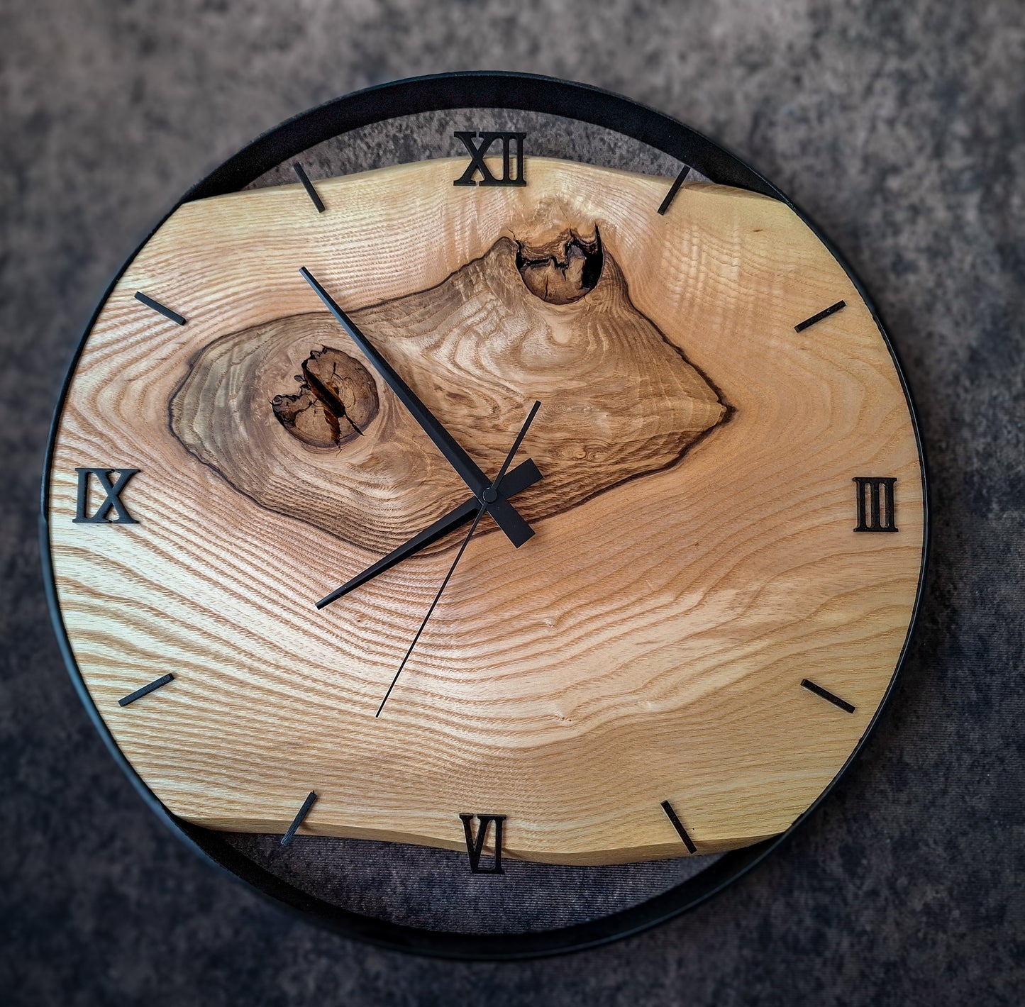 Wanduhr aus Naturholz